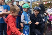 Policjantka drogówki z dziećmi podczas rodzinnego festynu