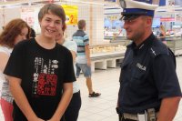 Policjant podczas spotkania z dziećmi w centrum handlowym