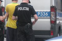 Policjanci podczas zatrzymania mężczyzny