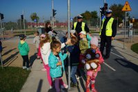 Policjanci drogówki podczas spotkania z dziećmi