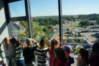 Dzieci podziwiają miasto z najwyższego piętra budynku Komendy Miejskiej Policji w Żorach