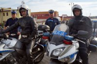 Policjanci zabezpieczający paradę motocyklistów