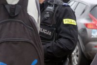 Policjant zatrzymuje złodzieja