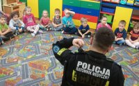 Policjant podczas spotkania z dziećmi