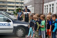 Policjanci czytają dzieciom w bibliotece