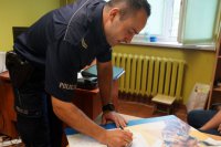 Kartka dla Oskara od policjantów i pracowników żorskiej komendy