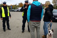 Policjanci z Żor zachęcają do noszenia odblasków