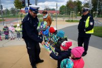 Policjanci prowadzą zajęcia na Miasteczku Ruchu Drogowego