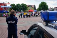 Policjanci na festynie parafialnym zachęcają do bezpiecznych postaw