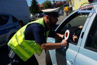 Policjanci z Żor rozdają dzieciom prezenty