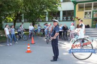 Policjanci egzaminują na kartę rowerową