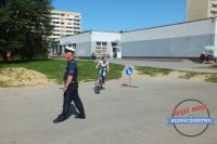 Policjanci egzaminują na kartę rowerową