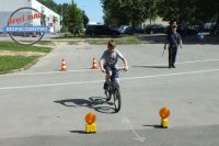 Policjanci egzaminują na kartę rowerową