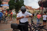 Policjant podczas imprezy - I Rajd Rowerowy &quot;Odjazdowy Bibliotekarz&quot;