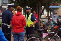 Policjanci podczas imprezy - I Rajd Rowerowy &amp;quot;Odjazdowy Bibliotekarz&amp;quot;