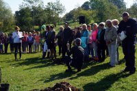 Policjanci podczas akcji sadzenia drzew