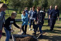 Policjanci podczas akcji sadzenia drzew