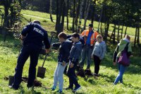 Policjanci podczas akcji sadzenia drzew