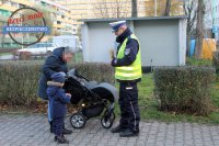 Policjant wręcza odblaski pieszej