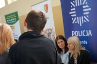 Policyjne stoisko na Młodzieżowych Targach Pracy