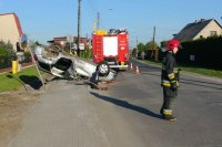 Wypadek na Folwareckiej zakończony dachowaniem