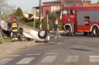 Wypadek na Folwareckiej zakończony dachowaniem