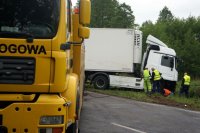 Akcja podnoszenia tira po kilkunastu godzinach od wypadku