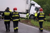 Akcja podnoszenia tira po kilkunastu godzinach od wypadku