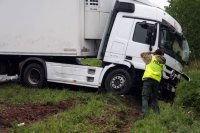 Akcja podnoszenia tira po kilkunastu godzinach od wypadku