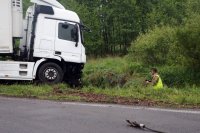 Akcja podnoszenia tira po kilkunastu godzinach od wypadku