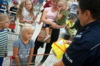 Policjanci i strażacy podczas wizyty w żorskim centrum handlowym