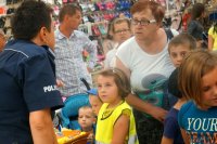 Policjanci i strażacy podczas wizyty w żorskim centrum handlowym