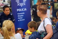 Policjanci i strażacy podczas wizyty w żorskim centrum handlowym