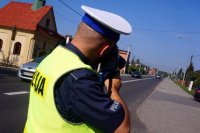 Policjanci rozmawiają z dziećmi o bezpieczeństwie w ruchu drogowym