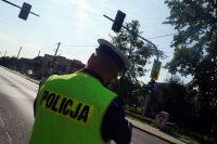 Policjanci rozmawiają z dziećmi o bezpieczeństwie w ruchu drogowym