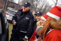 Policjanci i Mikołaje podczas akcji żorskiej drogówki