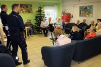 Policjanci na spotkaniu z seniorami