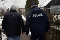 Policjanci i pracownicy socjalni na kontroli pustostanów