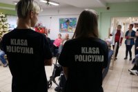 Uczniowie klasy policyjnej grają z seniorami w kalambury