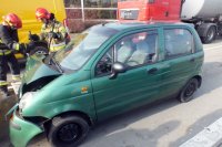 Strażacy usuwają skutki zdarzenia drogowego, na zdjęciu daewoo matiz należący do sprawcy