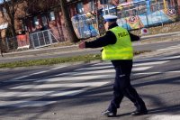 Policjant zatrzymuje samochód