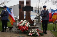 Poczet sztandarowy komendy miejskiej policji w żorach przed pomnikiem ofiar zbrodni katyńskiej