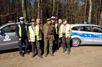 Policjanci i strażnicy leśni podczas wspólnej akcji, zdjęcie grupowe