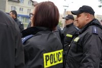 Policjanci na odprawie przed przystąpieniem do przeczesywania lasu