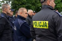 Policjanci na odprawie przed przystąpieniem do przeszukiwania lasu