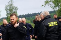 Policjanci wyruszają na poszukiwania w lesie