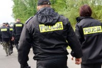 Policjanci w drodze na poszukiwania w lesie