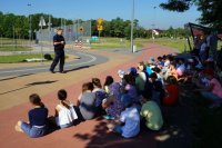 Policjant rozmawia z dziećmi o bezpieczeństwie