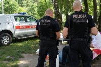 Policjanci rozmawiają z wypoczywającymi nad wodą