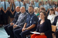 I Zastępca Komendanta Miejskiego Policji w Żorach podczas inauguracji roku szkolnego, po jego lewej stronie Komendant Miejski Państwowej Strazy Pożarnej w Żorach, obok asp.szt. Łukasz Chmielecki orad dyrektor szkoły